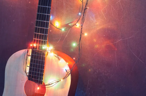 Рождественский фон, акустическая гитара с гирляндой , — стоковое фото