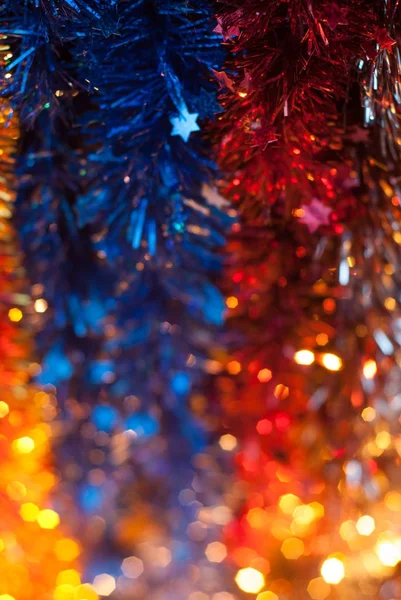 Nieuwjaar klatergoud gekleurde gele, blauwe, rode, selectieve focus, — Stockfoto