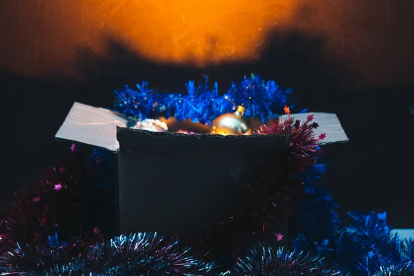 Uma caixa de brinquedos de Natal no escuro , — Fotografia de Stock