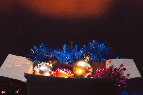 Una caja de juguetes de Navidad en la oscuridad , — Foto de Stock