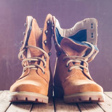 Ahşap arka plan üzerinde savaş botları,