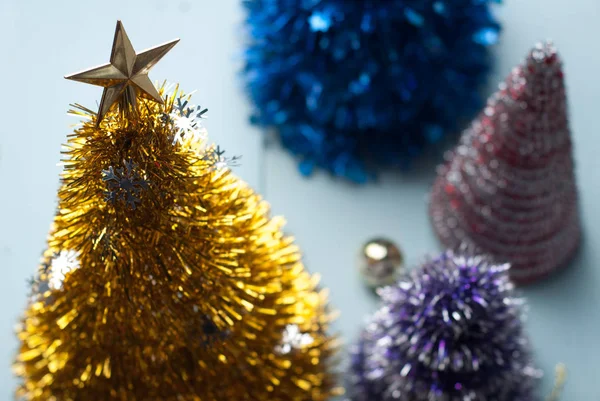 Árbol de Navidad decorativo hecho de oropel sobre un fondo de madera azul, vista superior , — Foto de Stock