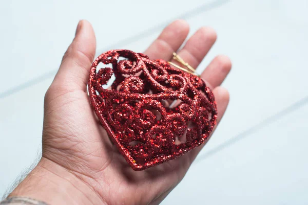 Decoratieve rood hart op de palm, — Stockfoto