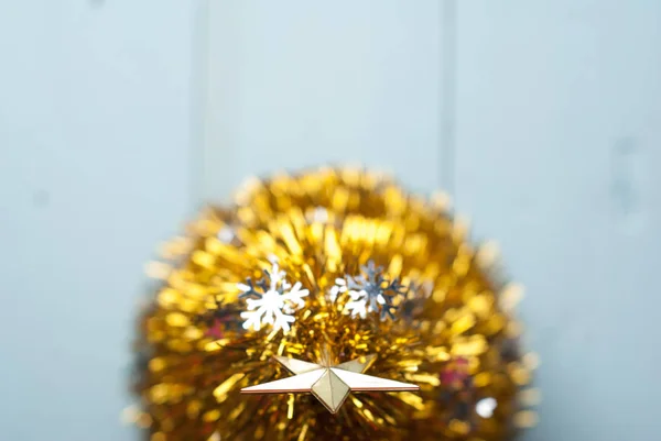 Estrella de oro de Navidad en la vista superior del árbol , — Foto de Stock