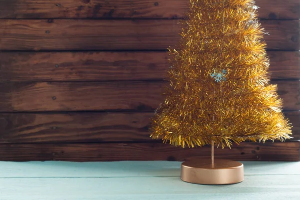 Mesa de madera y árbol de Navidad oropel de oro , — Foto de Stock