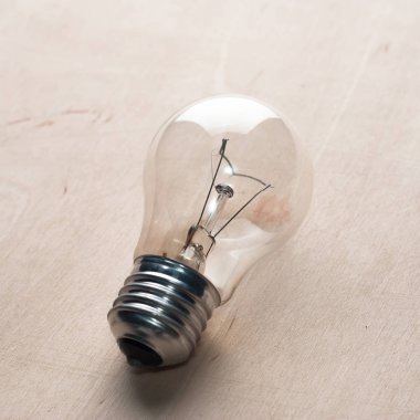 Ahşap masa üzerinde ampul,