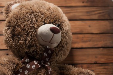 Ahşap zemin üzerinde peluş oyuncak,