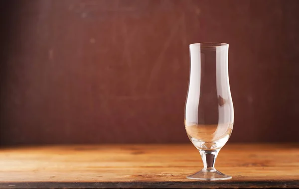 El vaso vacío sobre fondo de madera , — Foto de Stock