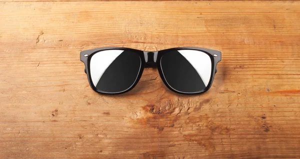 Ochelari de soare de moda pe o masa din lemn . — Fotografie, imagine de stoc
