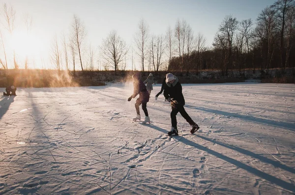 Подростки резвятся на льду, зимние веселые девушки катаются — стоковое фото