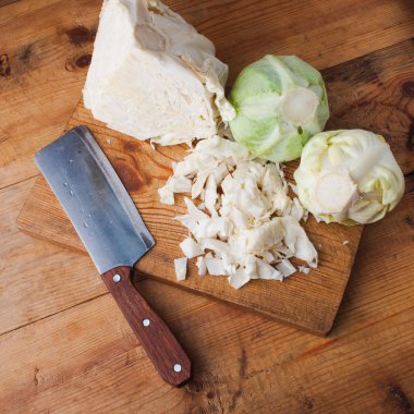 lahana ve bir kesme tahtası, taze sebze bıçağı,