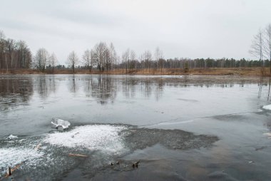 Kırık buz su birikintisi Bahar, su baskını sırasında tehlike,