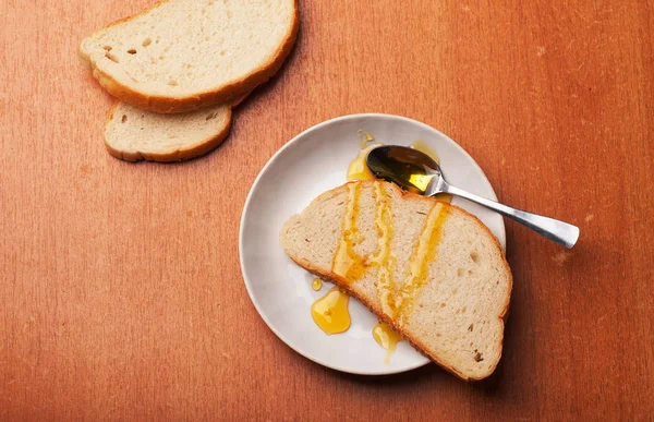 Ein gesundes Frühstück mit Brot und Honig . — Stockfoto
