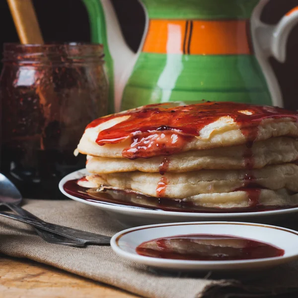 Pancakes with sweet syrup, rustic pancakes, — Stock Photo, Image