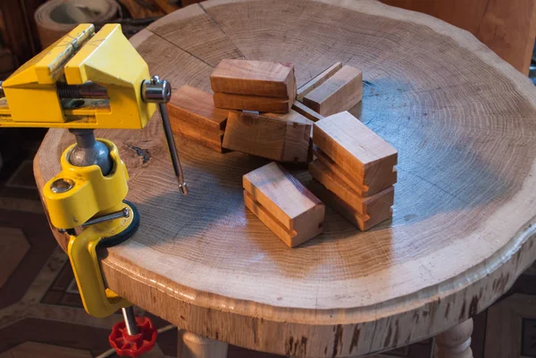 Házi fából készült asztal és egy vas alelnöke. fa rácsok, — Stock Fotó