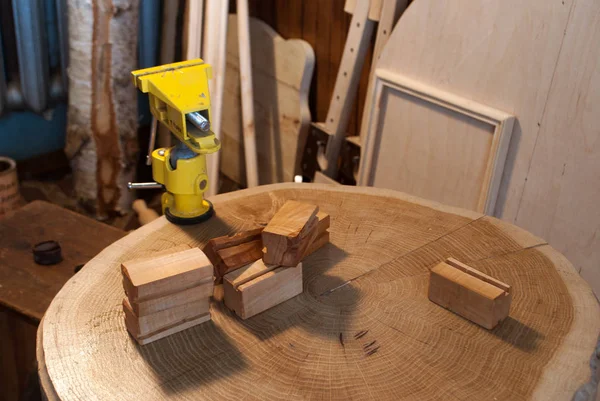 Домашній дерев'яний стіл і залізний віце. дерев'яні бруски , — стокове фото