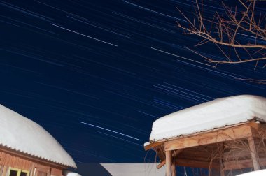 Yıldız izi. Kış gecesi. Çatıya karda.