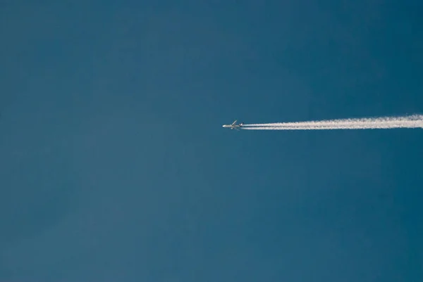 Śledzenia długich statku powietrznego w błękitne niebo, — Zdjęcie stockowe