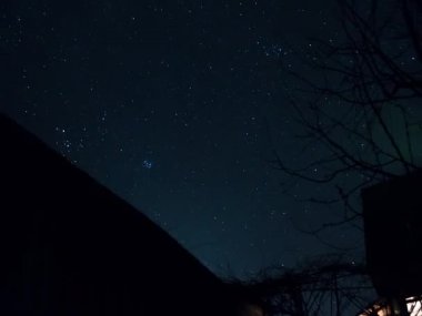 gece gökyüzünde yıldızlar hareketi,
