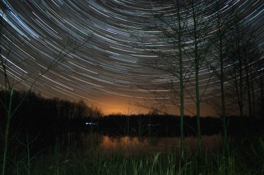 Gece gökyüzünde yıldız izleri,
