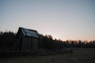 Ahşap, eski ahır şafakta, timelapse bir çitle çevrili