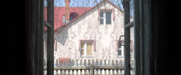 れんが造りの家の窓からの眺め。タイムラプス — ストック動画