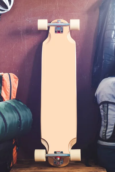Skate mockup, longboard em branco no fundo grunge , — Fotografia de Stock