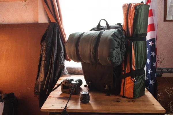 Mochila de viagem na mesa de madeira, jaqueta de couro , — Fotografia de Stock