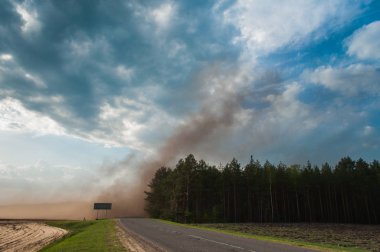 Yolda bir fırtına Rüzgar toz yükselir,