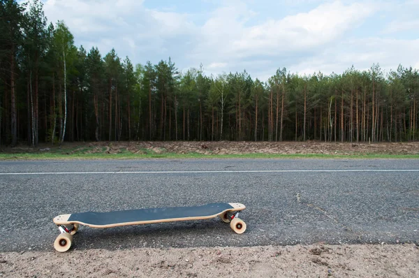 Longboarden op de weg, longboard reizen concept, — Stockfoto