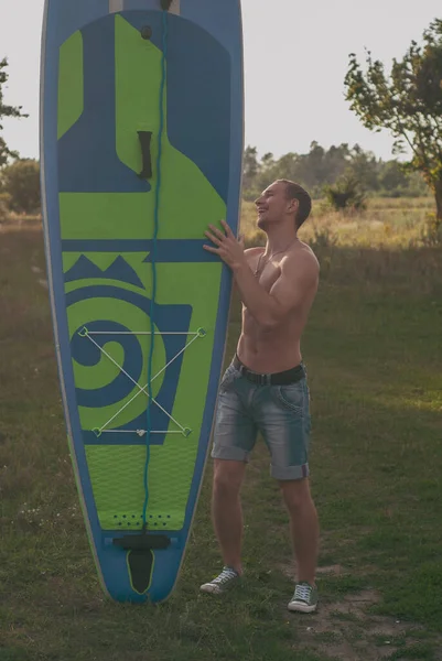 Paddle Board stoisko portret. młody surfer na świeżym powietrzu, — Zdjęcie stockowe