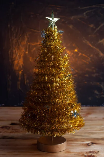 Sarı arka planda sarı Noel ağacı, masada yıldızlı bir Noel ağacı, — Stok fotoğraf