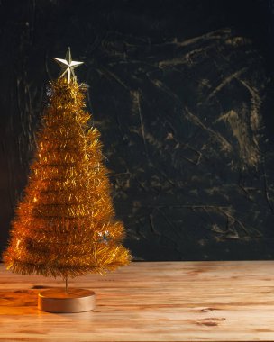Masada sarı Noel ağacı, reklam ürünleri için ahşap masa, Noel arkaplanı.,