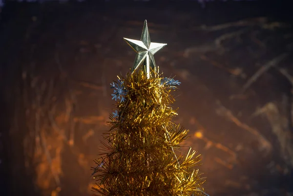Árbol de Navidad amarillo hecho de oropel , — Foto de Stock