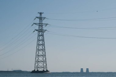 Nehirdeki elektrik direği. Yüksek gerilim hattı,