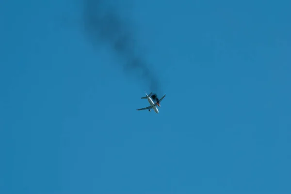 Samolot pasażerski płonie na niebie. Katastrofa lotnicza, — Zdjęcie stockowe