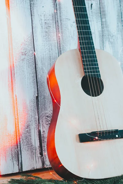 Классическая шестиструнная гитара на деревянном фоне — стоковое фото
