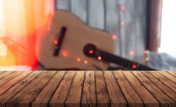 Mesa de madera vacía con fondo musical borroso. banner para guitarra publicitaria , — Foto de Stock