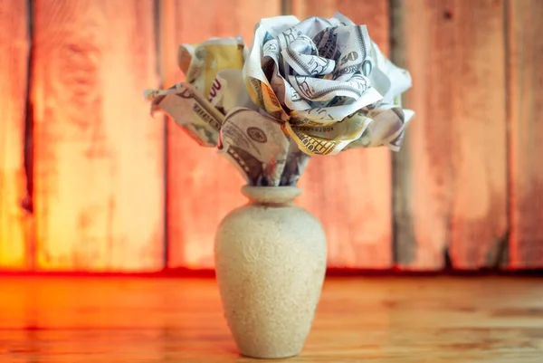 Flores de dinheiro em um vaso em um fundo de madeira — Fotografia de Stock