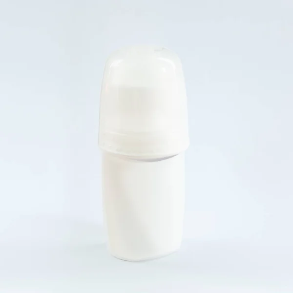 Biała butelka dezodorantu. Układ reklamy, — Zdjęcie stockowe