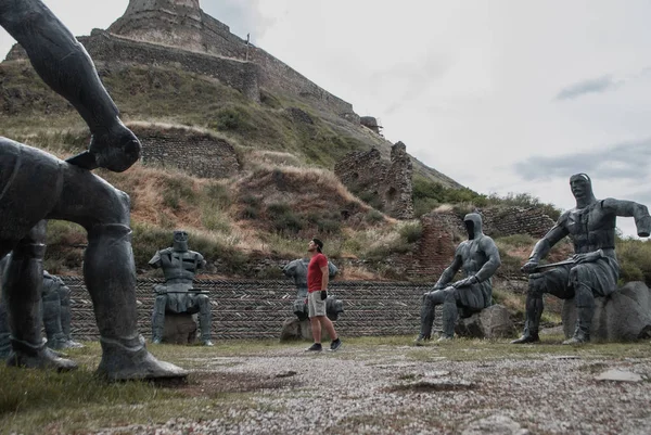 Um aventureiro encontrou um monumento para os cavaleiros de ferro , — Fotografia de Stock