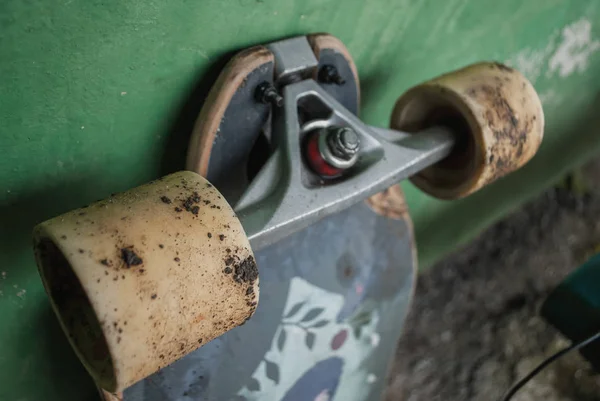 Longboard-Räder in Nahaufnahme, Skateboard-Fahrgestell, — Stockfoto