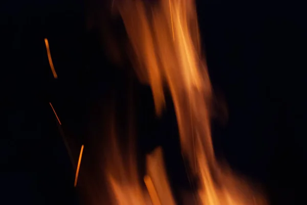 Vuur op een zwarte achtergrond, een close-up vuurelement 's nachts, — Stockfoto