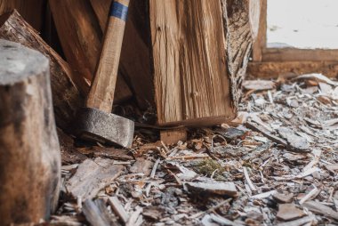 Ağaç parçaları ve odun parçaları arasında eski bir balta.,