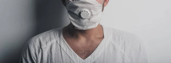 Jovem Num Hospital Quarentena Com Uma Máscara Respiratória Roupa Hospital — Fotografia de Stock