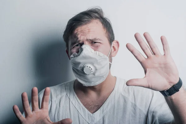 Pacjent Masce Gazowej Przerażonymi Oczami Koncepcja Ludzkiego Strachu Przed Koronawirusem — Zdjęcie stockowe