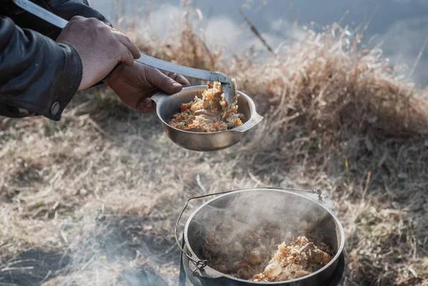 Ein Tourist legt den Reis in eine Schüssel, die in der Natur essen würde, — Stockfoto