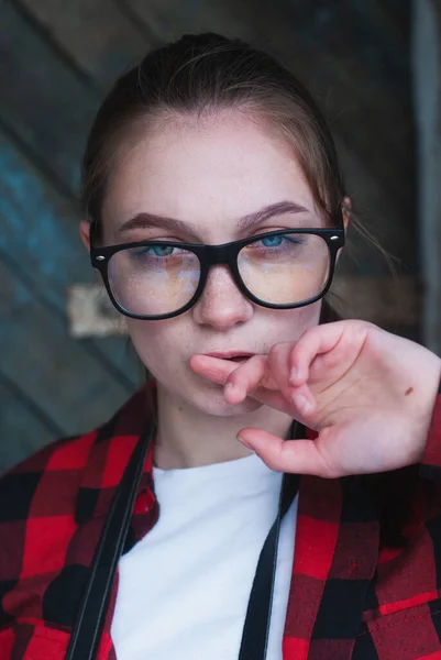 Menina Hipster Confiante Com Óculos Retrato Uma Jovem — Fotografia de Stock