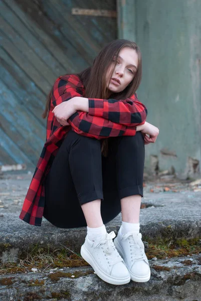 Uma Menina Triste Uma Camisa Vermelha Senta Sozinha — Fotografia de Stock