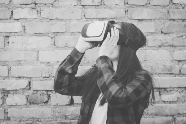 Girl Glasses Brick Wall Black White Photo — Stock Photo, Image